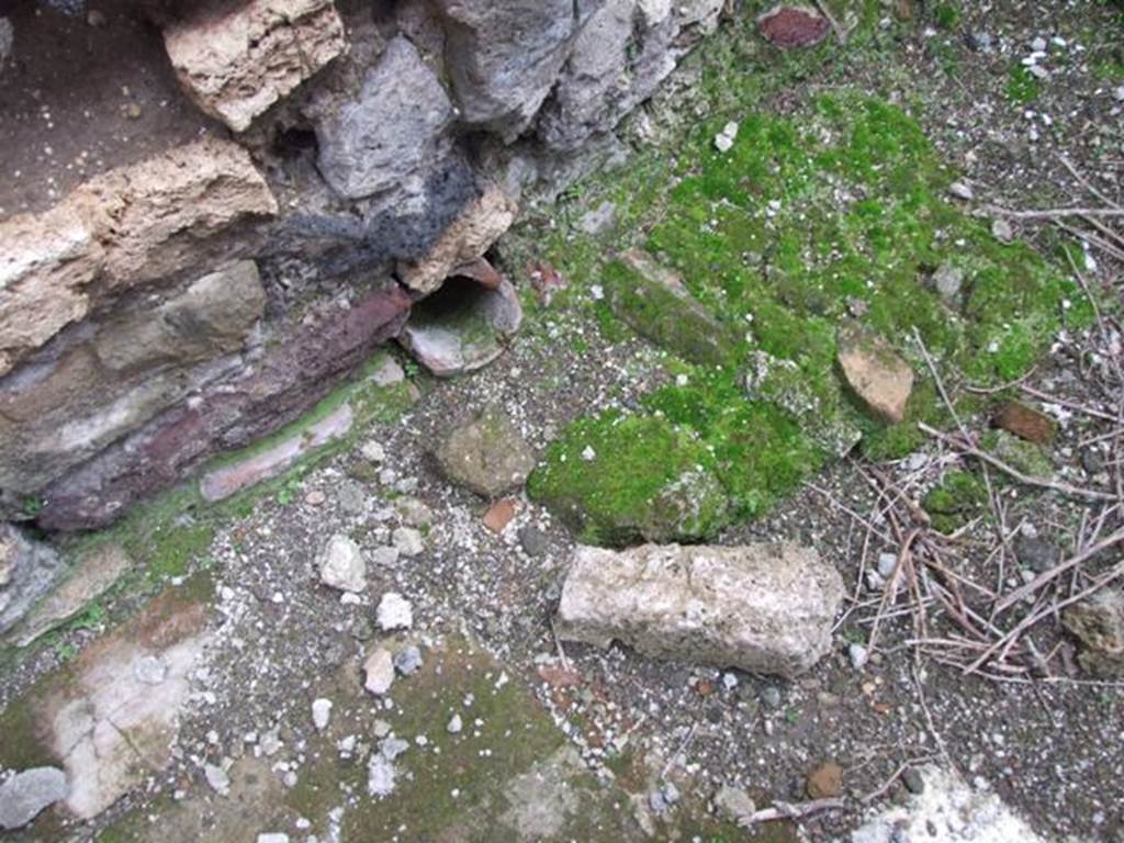 VI.10.7 Pompeii.  March 2009.  Room 15.  Garden area.  South east corner of corridor at rear of fountains.