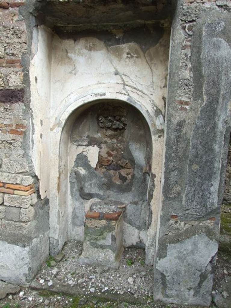 VI.10.7 Pompeii. March 2009. Room 15, east side of garden area.  Arched recess 10 at south end.
