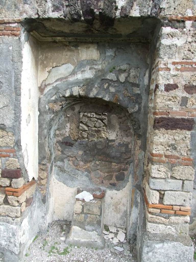 VI.10.7 Pompeii.  March 2009.  Room 15.  Garden area.  East side.  Arched recess 13.
