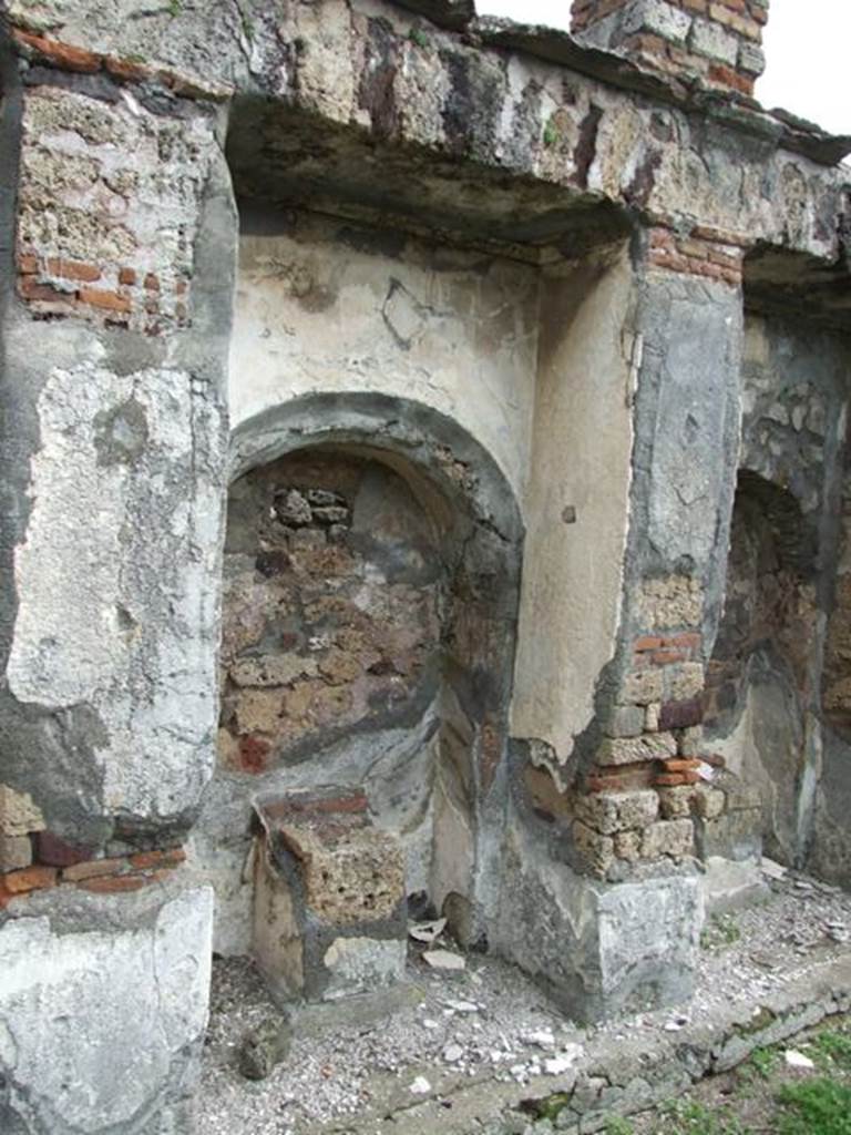 VI.10.7 Pompeii.  March 2009.  Room 15.  Garden area.  East side.  Arched recess 14.