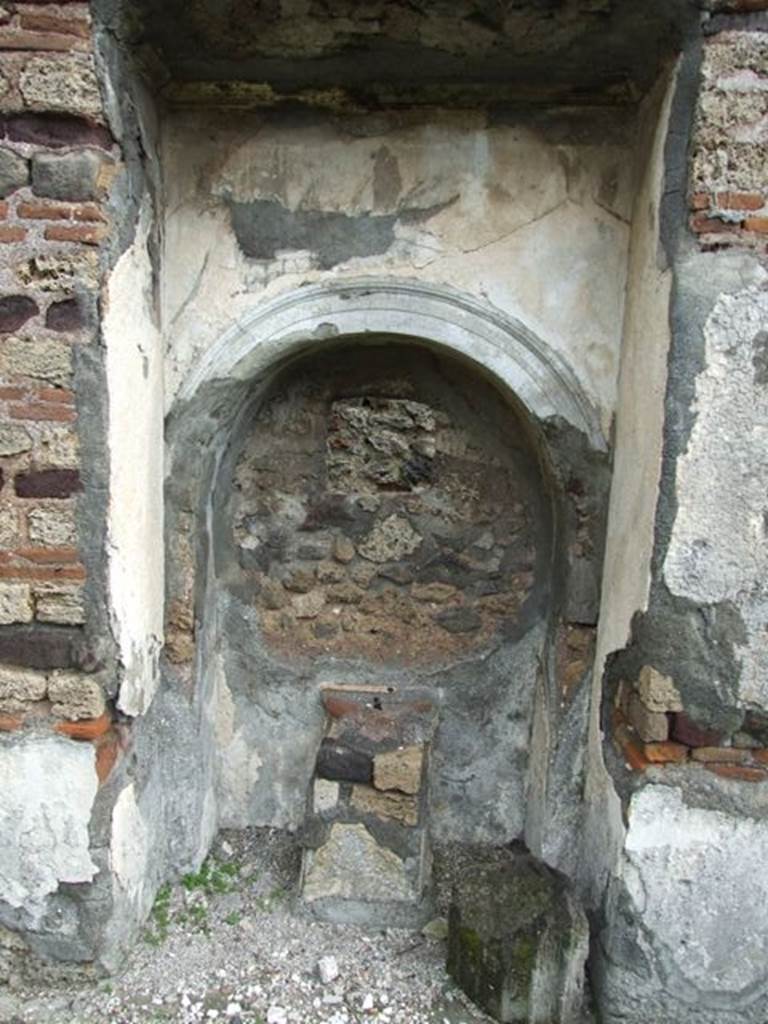 VI.10.7 Pompeii.  March 2009.  Room 15.  Garden area.  East side.  Arched recess 15.