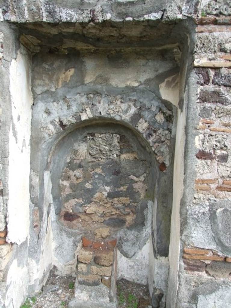 VI.10.7 Pompeii.  March 2009.  Room 15.  Garden area.  East side.  Arched recess 16.