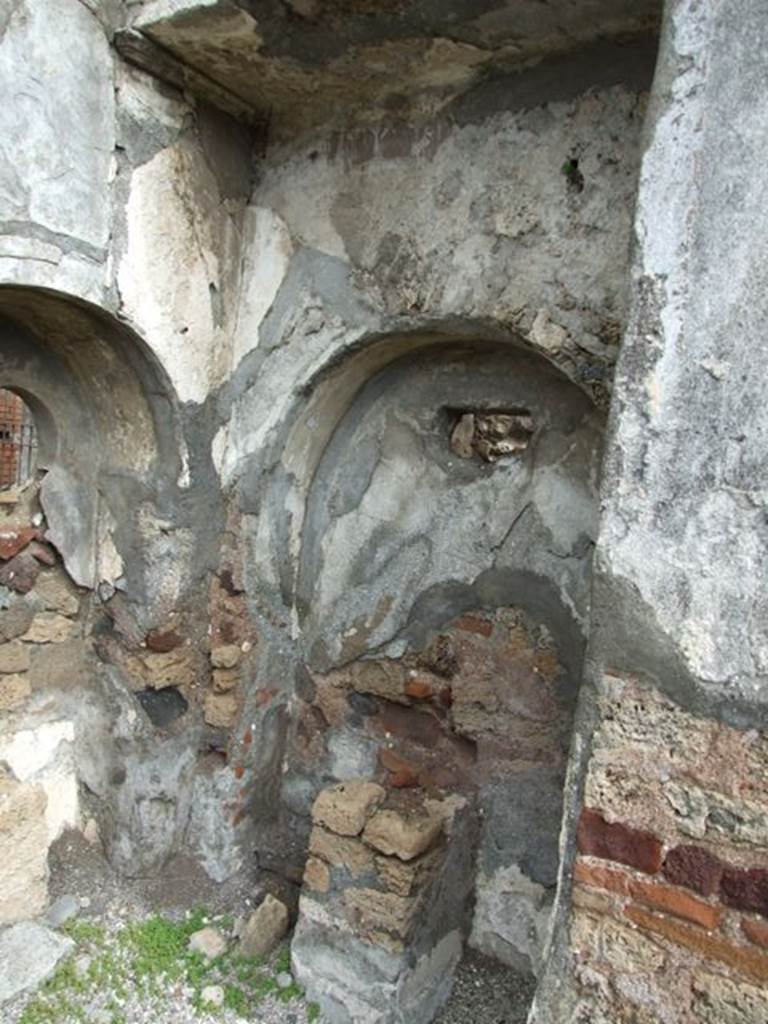 VI.10.7 Pompeii.  March 2009.  Room 15.  Garden area.  East side.  Arched recess 18 at north end.