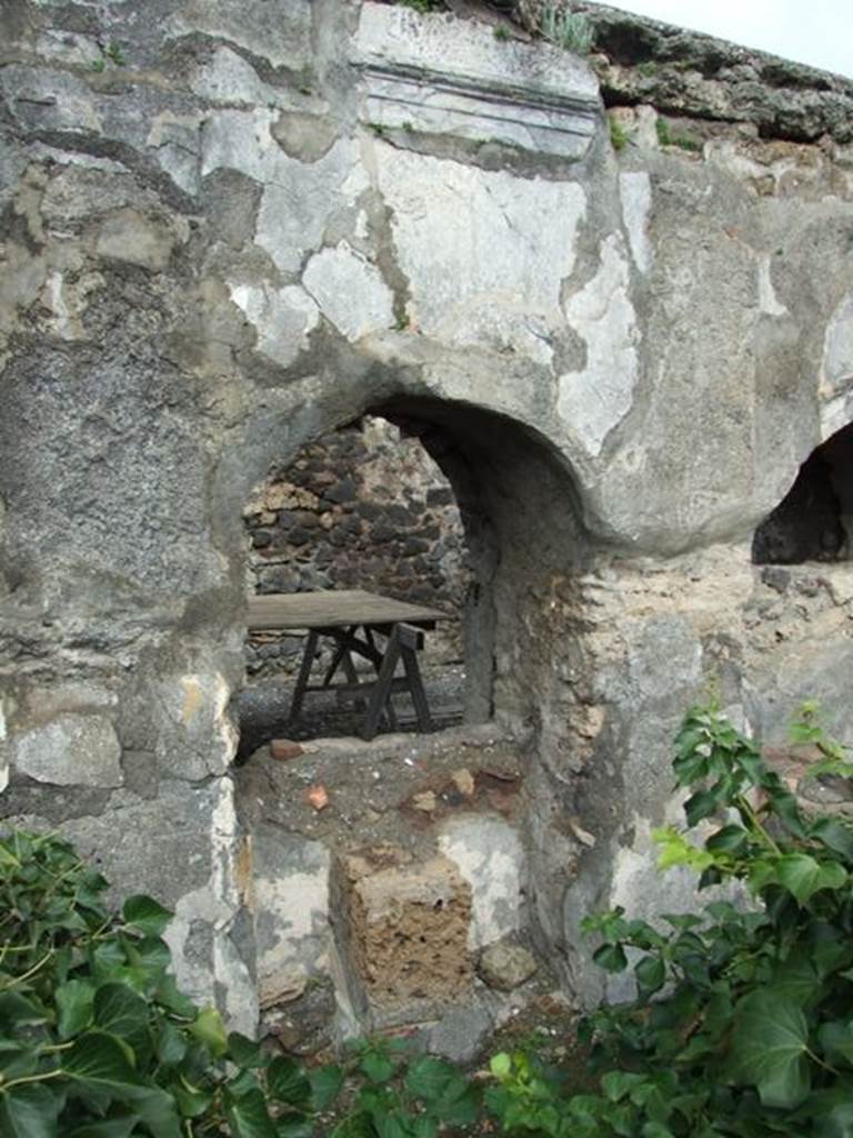 VI.10.7 Pompeii.  March 2009.  Room 15.  Garden area.  North side.  Arched recess 21.