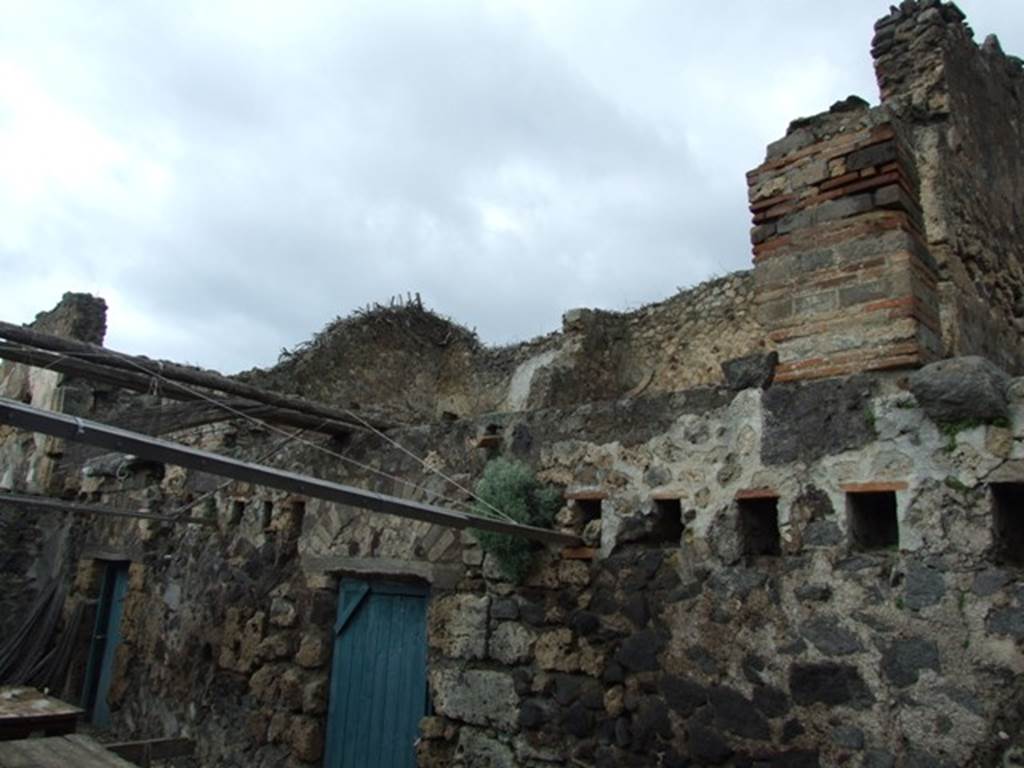 VI.10.7 Pompeii.  March 2009.  Room 16.  North wall and upper level rooms.  