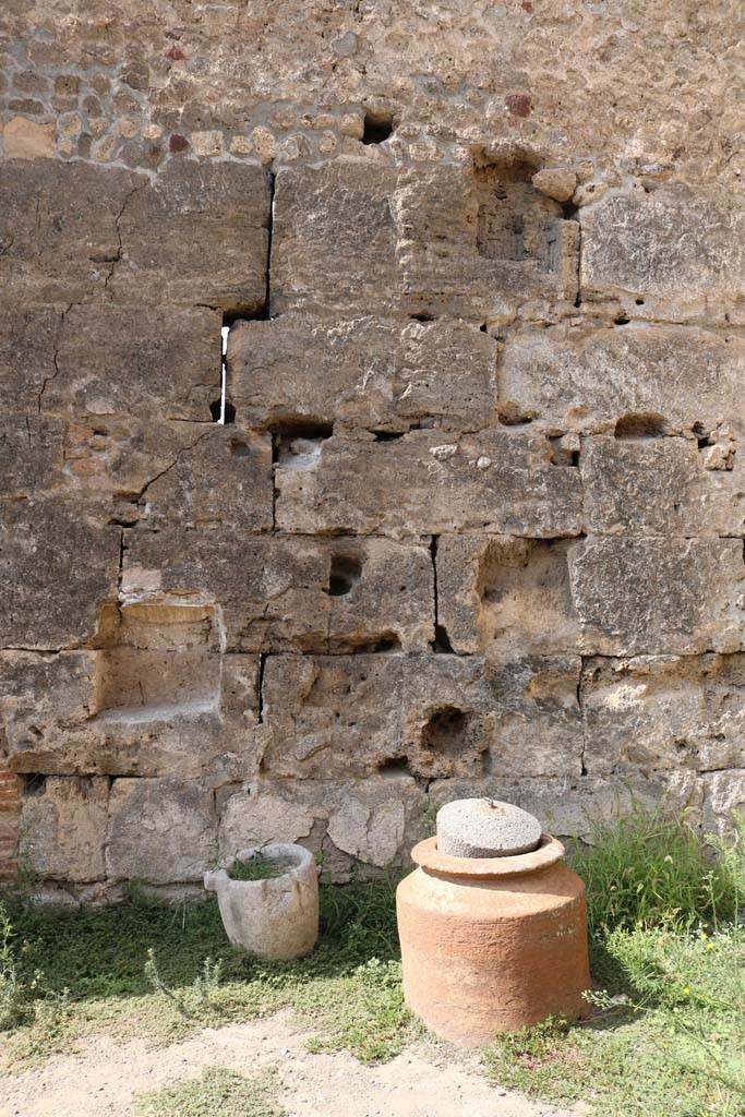VI.10.10 Pompeii. December 2018. 
West wall with square niche. Photo courtesy of Aude Durand.
