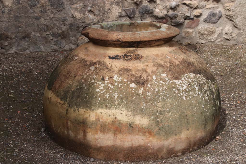 VI.10.10 Pompeii. October 2020. Detail of large terracotta dolium. Photo courtesy of Klaus Heese.