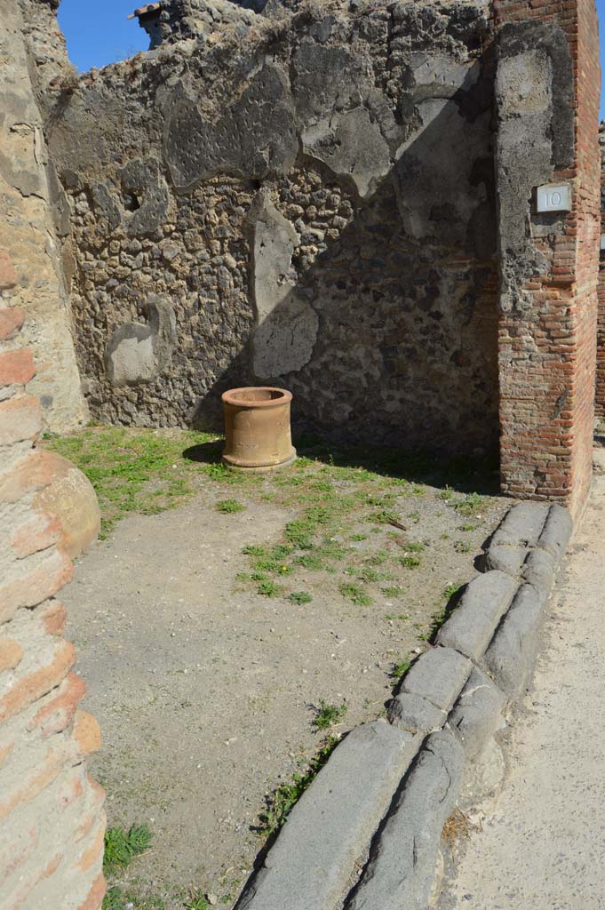 VI.10.10 Pompeii. October 2017. Looking east across shop and doorway threshold.
Foto Taylor Lauritsen, ERC Grant 681269 DCOR.

