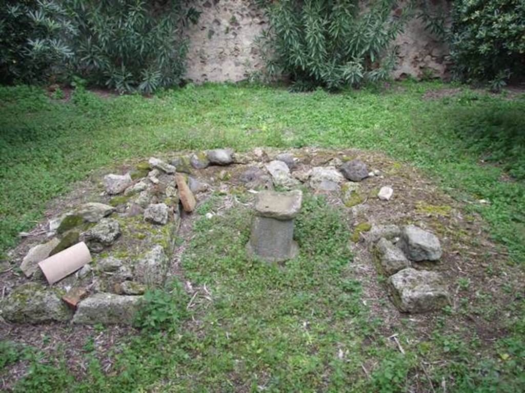 VI.10.11 Pompeii. March 2009. Room 17, remains of triclinium in centre of garden.  
According to Soprano –
“Ubicazione: giardino. L. medius, m.3.75; l. summus e l. imus, m.2.90; lato del fusto della mensa, m.0.25; lato delle cornici, m.0.37.
Bibliog. Fiorelli, op. C., p.114; Bonucci, op. C. P.142; Breton, op. C. P.295.
Il triclinio era situato al centro del giardino; dei letti, a piano inclinato, quelli laterali sono di eguale lunghezza; dell’intonaco non restano che poche tracce lungo le pareti interne.
La mensa, a forma di piccola ara, consta di un podio a sezione quadrata sagomato da cornici.”
See Soprano, P. (1950). I triclini all’aperto di Pompei. (In Pompeiana, raccolta di studi per il secondo centenario degli scavi di Pompei. Napoli, Gaetano Macchiaroli, Editore, P. 301, no.15).
 