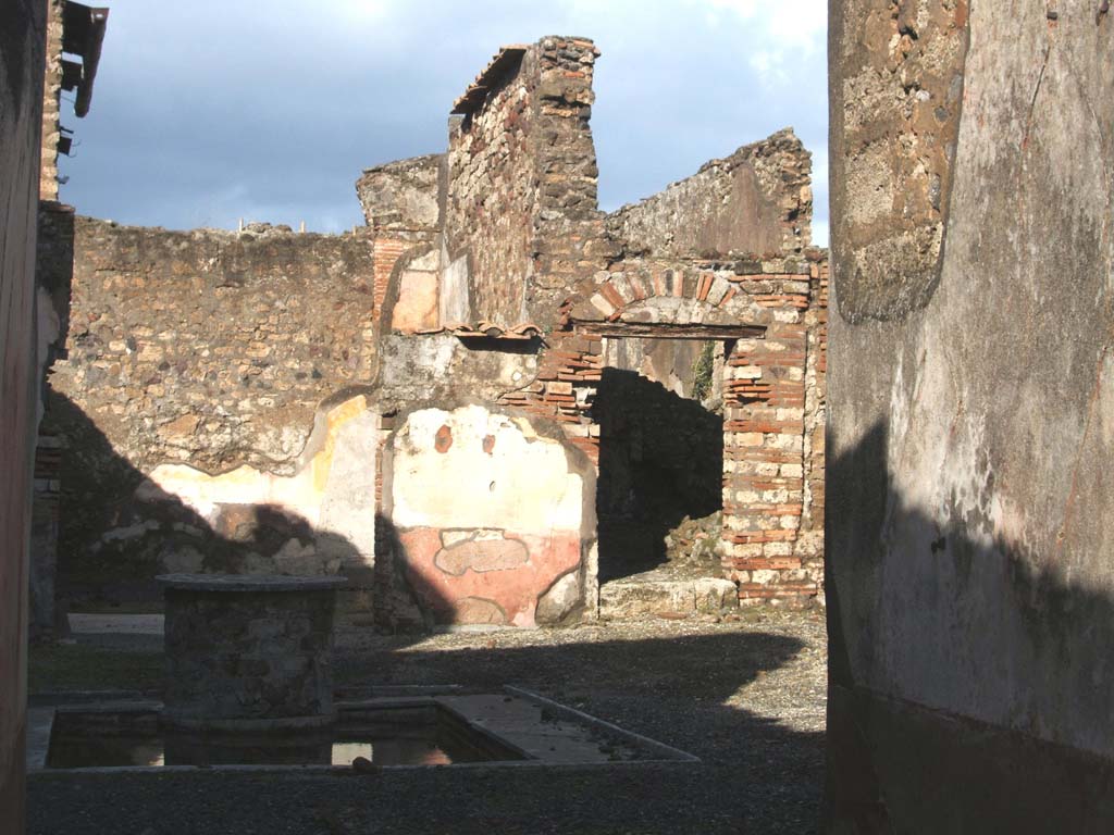 VI.10.11 Pompeii. December 2004. Room 3, atrium.
According to Bragantini, the atrium walls were decorated with a red dado and squares with yellow edges.
The middle zone was divided into red panels with paintings, narrow white compartments with yellow partitions.
See Bragantini, de Vos, Badoni, 1983. Pitture e Pavimenti di Pompei, Parte 2. Rome: ICCD. (p.234-5).
