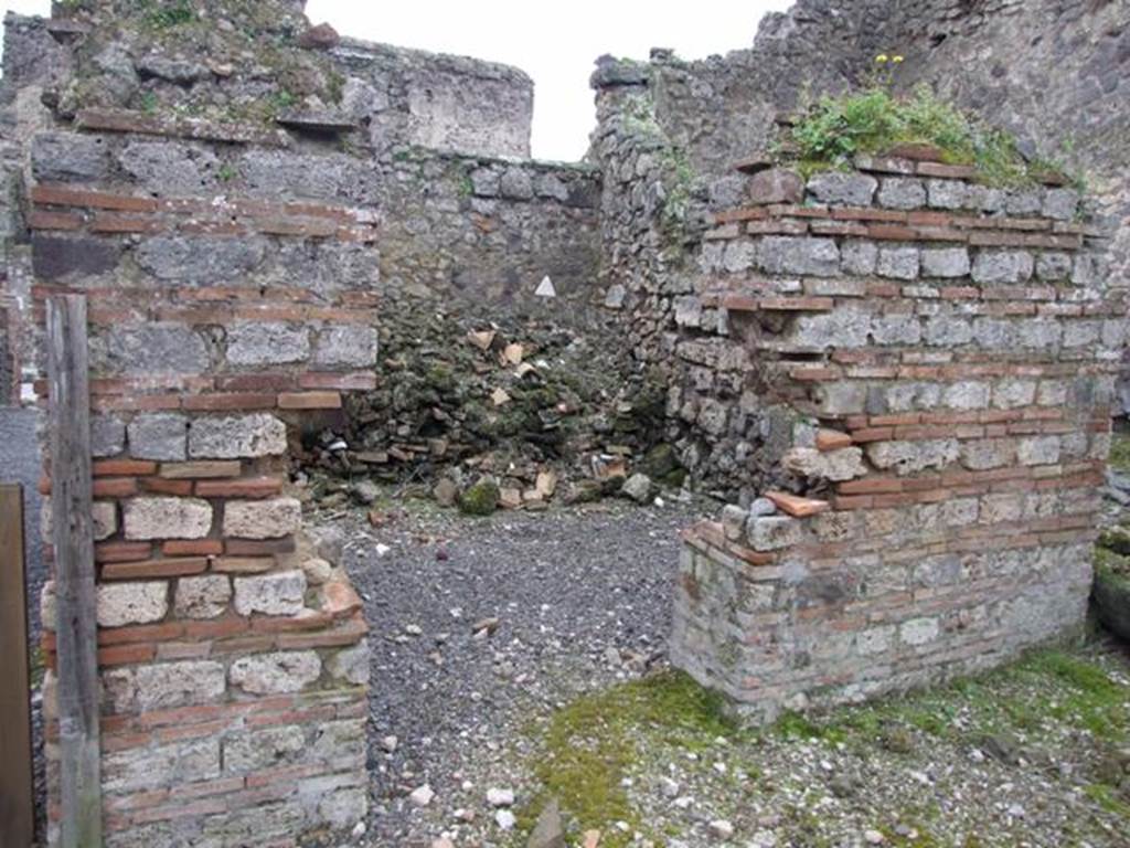 VI.10.14 Pompeii.  March 2009.  Room 13.  Triclinium on west side of entrance.