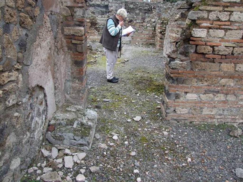 VI.10.14 Pompeii. March 2009. Room 2, structure on west side of door in triclinium.  