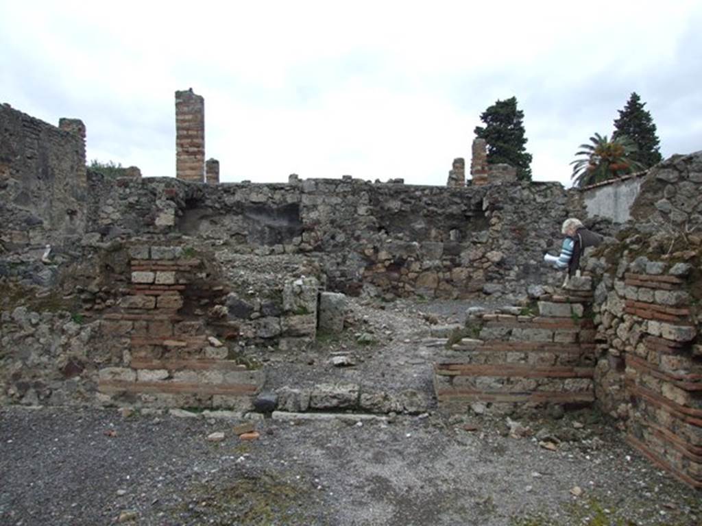 VI.10.14 Pompeii. March 2009. Doorway to room 6, room on north side of atrium.