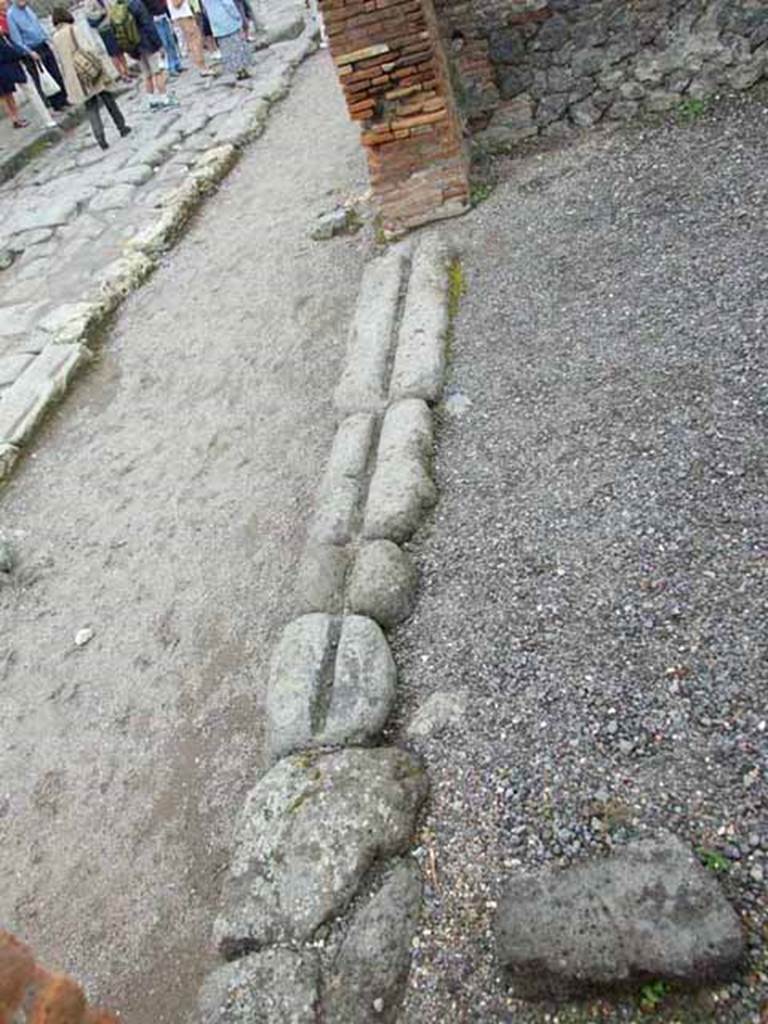 VI.10.15 Pompeii. May 2010. Threshold or sill.
