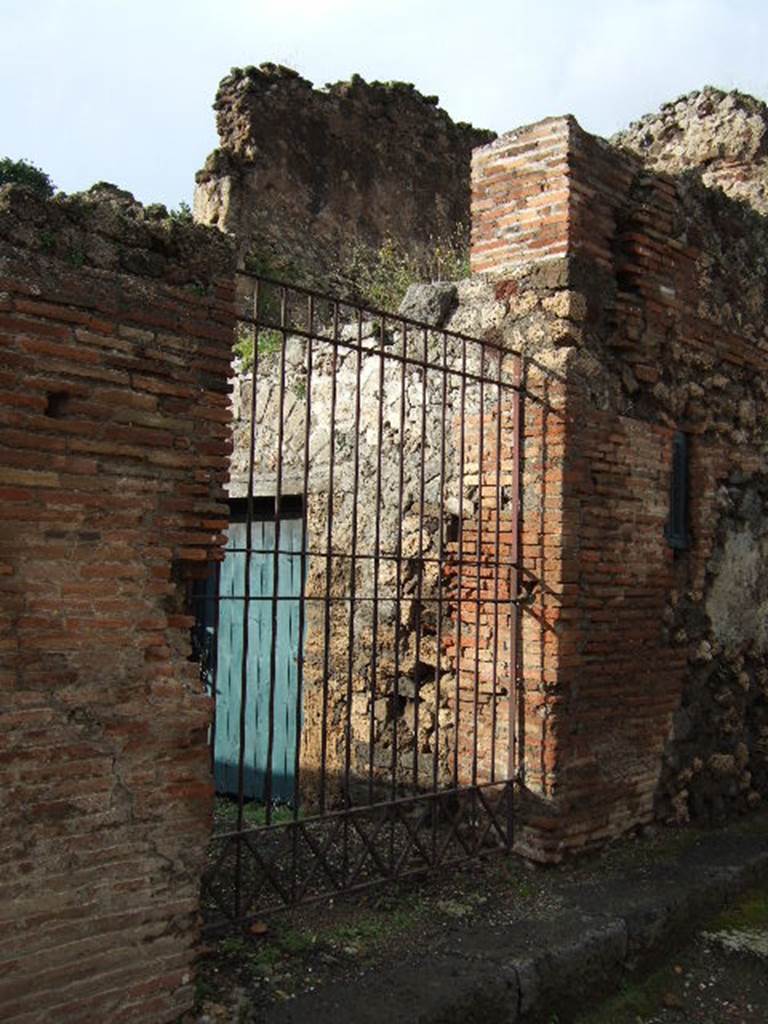 VI.10.16 Pompeii. December 2004. Entrance on lower level.