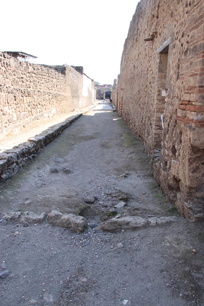 VI.10.18 Pompeii. October 2022.
Looking south in Vicolo del Fauno from entrance doorway, on right. Photo courtesy of Klaus Heese.