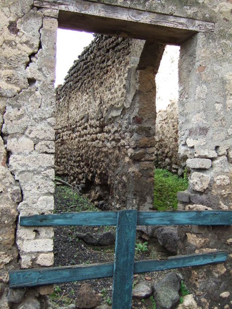 VI.10.18 Pompeii. December 2005. Entrance doorway.