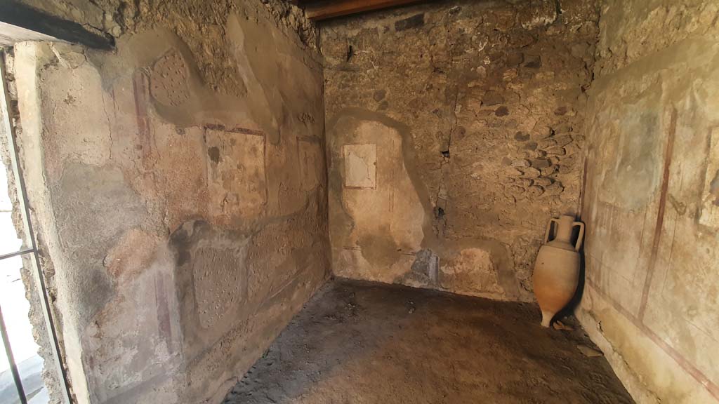 VI.10.19 Pompeii. July 2021. Looking towards north-east corner and east wall. For more detailed photos of the frescoes see VI.10.1.
Foto Annette Haug, ERC Grant 681269 DÉCOR.