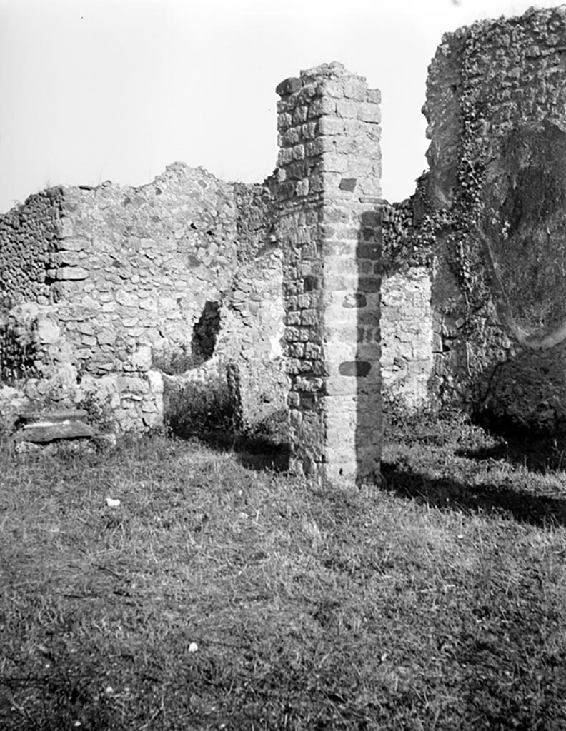 VI.11.4 Pompeii. W1493. Interior walls. Looking towards east side of entrance yard and pilaster.
Photo by Tatiana Warscher. Photo © Deutsches Archäologisches Institut, Abteilung Rom, Arkiv. 
