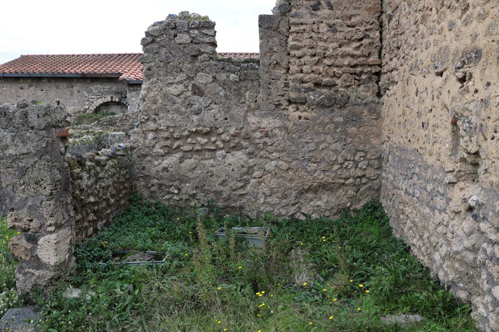 VI.11.5/15 Pompeii. December 2018. 
Looking west from garden area towards triclinium in north-west corner of garden. Photo courtesy of Aude Durand.
