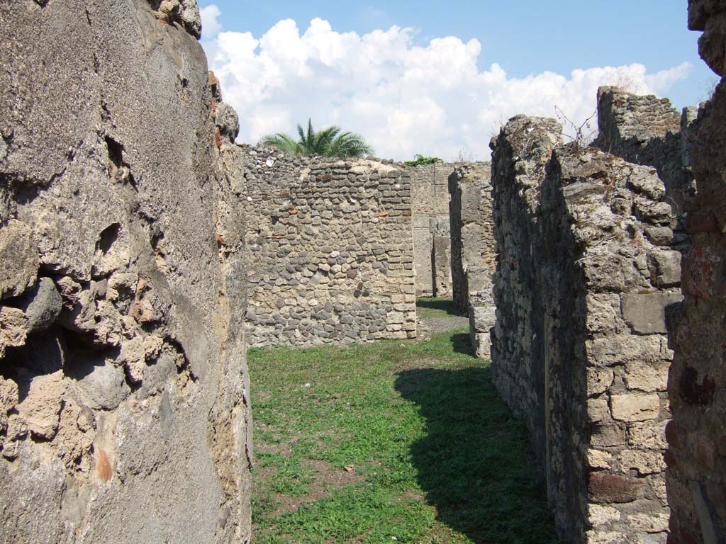 VI.11.6 Pompeii. September 2005. Looking east across yard at end of entrance corridor.
On the far side of the yard-area, would have been the doorway into the dwelling at VI.11.13.
