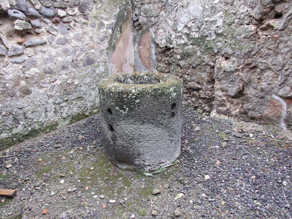 VI.11.9 Pompeii. December 2006. Room 16, small bakery.