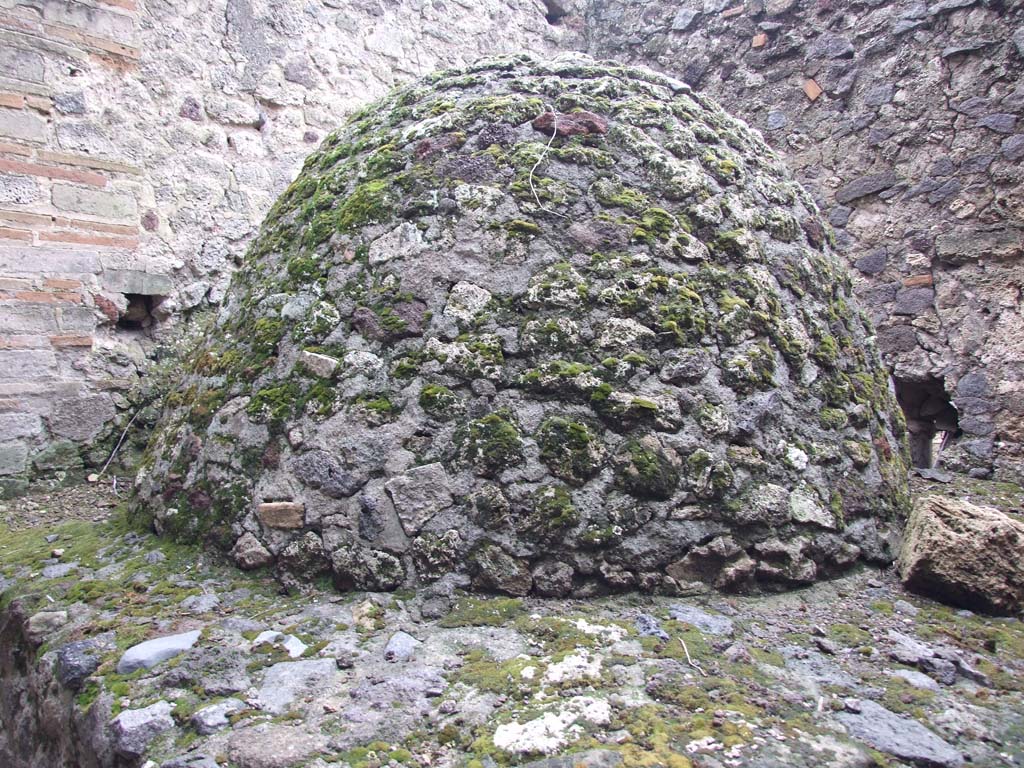 VI.11.9 Pompeii. December 2006. Room 16, rear view of oven 55 in small bakery.