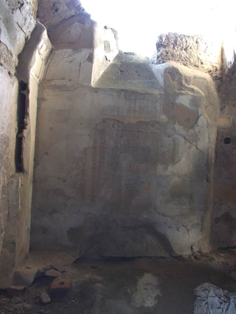 VI.11.9 Pompeii. December 2007. Room 21, baths area. Tepidarium west wall and window.

