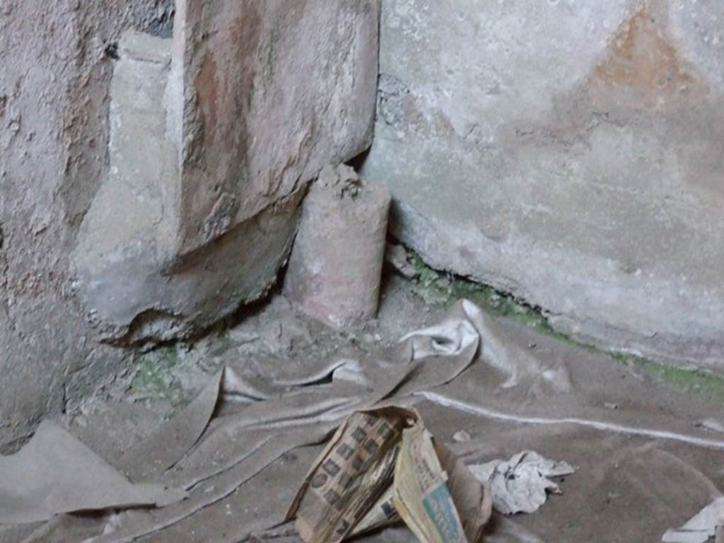 VI.11.9 Pompeii. December 2007. Room 21, north east corner showing floor support by end wall in tepidarium.