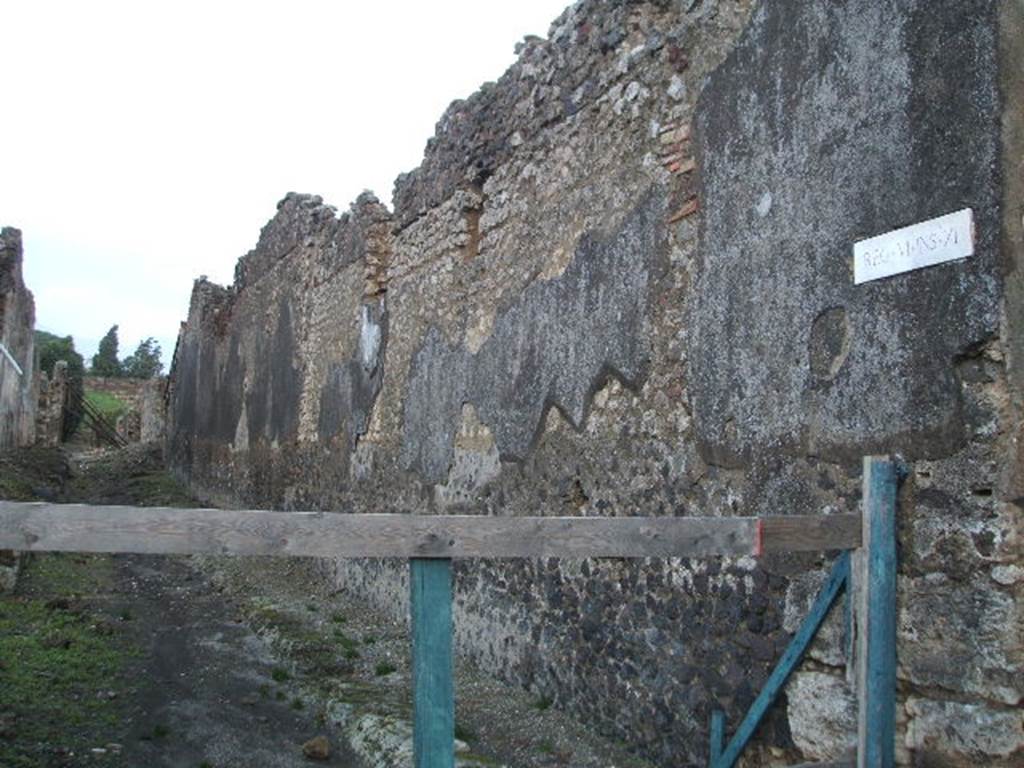 Pompeii. Vicolo del Fauno, looking north along exterior west wall of VI.11.9

