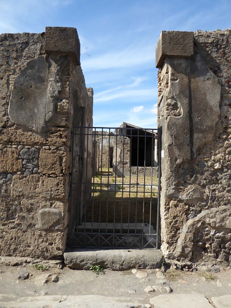 VI.11.9 Pompeii. September 2017. Looking north through entrance doorway.
Foto Annette Haug, ERC Grant 681269 DCOR
