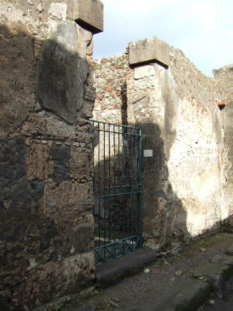 VI.11.9 Pompeii. December 2005. Entrance doorway.
According to Pagano and Prisciandaro, graffiti found in May 1834 on the south side of the insula, were 
M(arcum) Cerrinium aed(ilem)
Miscenia rog(at) infa[3]    [CIL IV 239]
M(arcum) Cerrinium    [CIL IV 240]
See Pagano, M. and Prisciandaro, R., 2006. Studio sulle provenienze degli oggetti rinvenuti negli scavi borbonici del regno di Napoli. Naples : Nicola Longobardi. (p. 149)   PAH II, 292.
