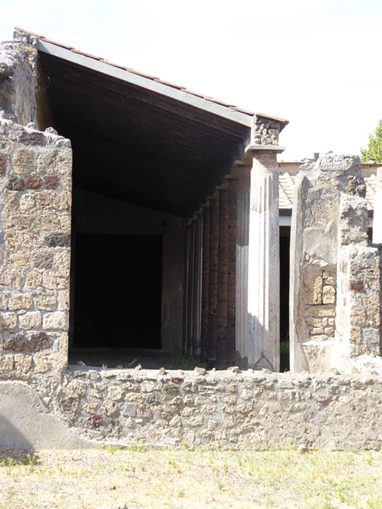 VI.11.9 Pompeii. September 2017. Room 3, north wall of atrium with window into room 38.
Foto Annette Haug, ERC Grant 681269 DCOR

(Note: room 15 is room 38 on PPM plan).
