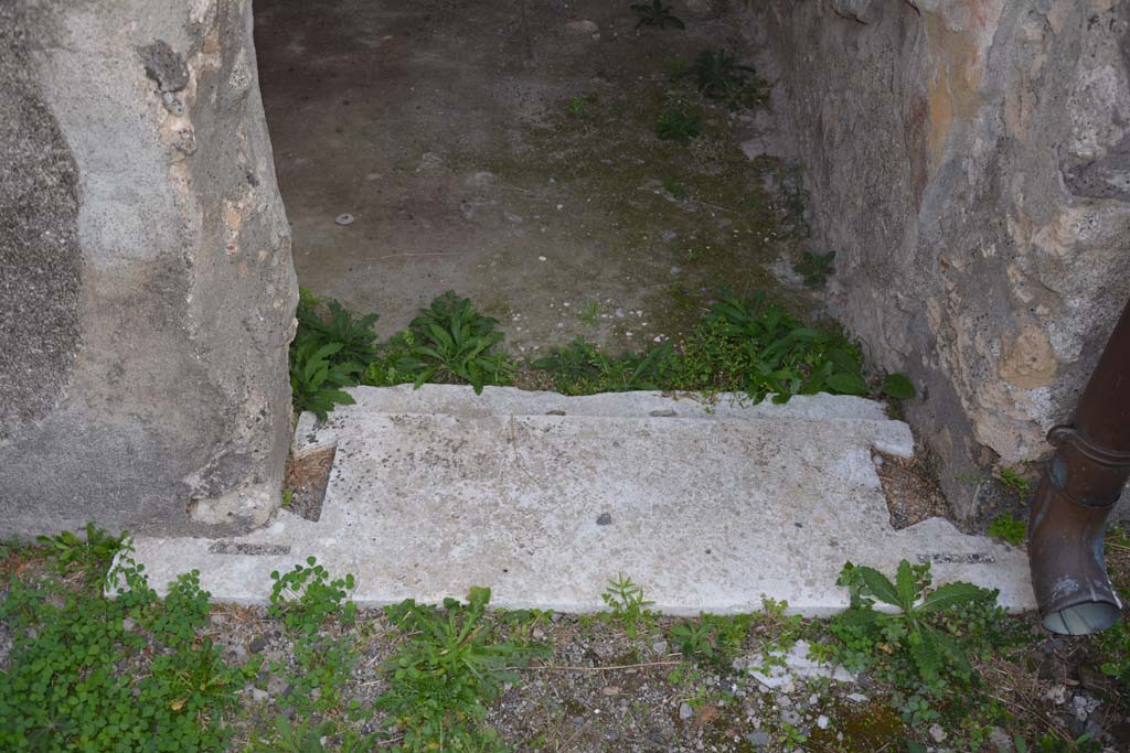 VI.11.9 Pompeii. October 2017. Room 29, doorway threshold looking east from atrium of VI.11.9.
Foto Annette Haug, ERC Grant 681269 DCOR

