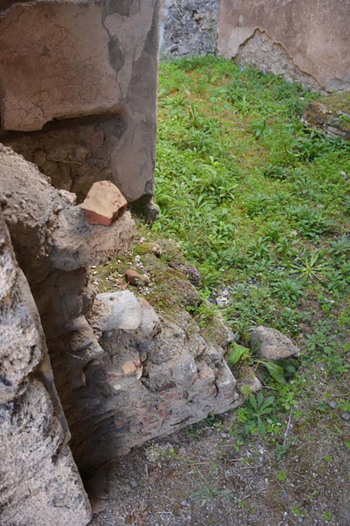 VI.11.9 Pompeii. October 2017. Room 2, structure against north wall on east side of doorway.
Foto Annette Haug, ERC Grant 681269 DCOR


