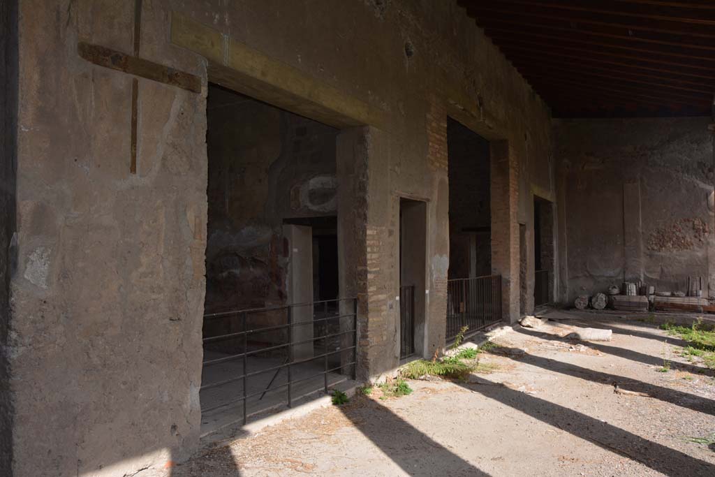 VI.11.10 Pompeii. October 2017. Peristyle 36, looking east from room 42, along doorways opening onto north portico.
Foto Annette Haug, ERC Grant 681269 DCOR

