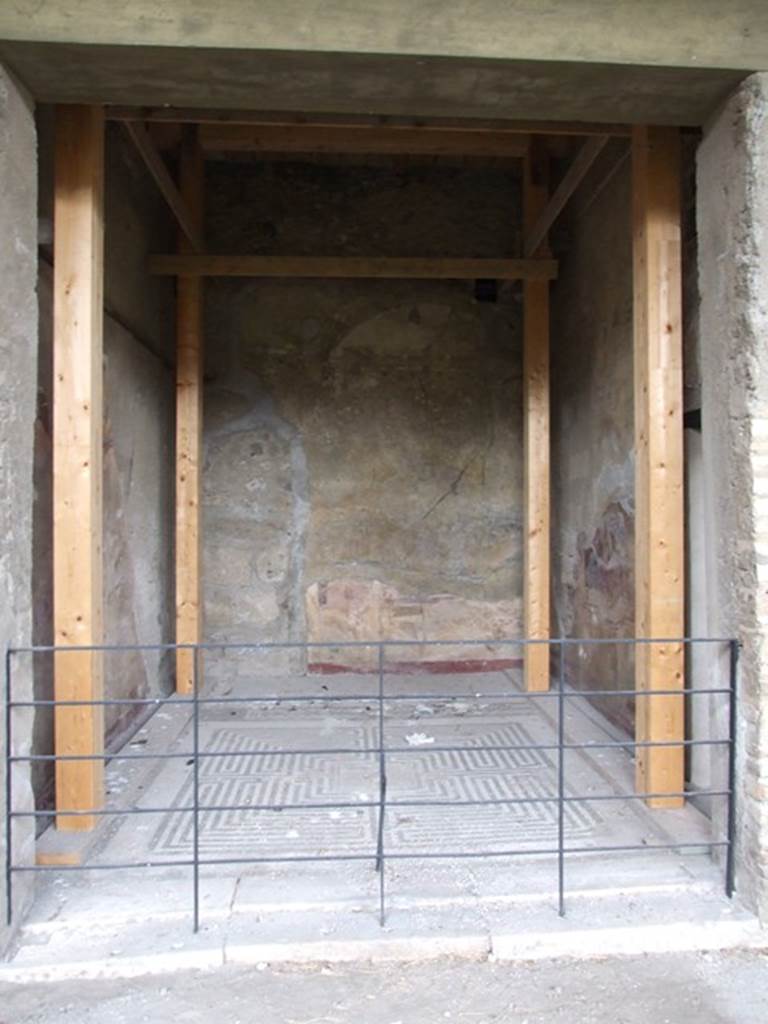 VI.11.10 Pompeii. December 2006. Doorway to room 42, exedra.  
