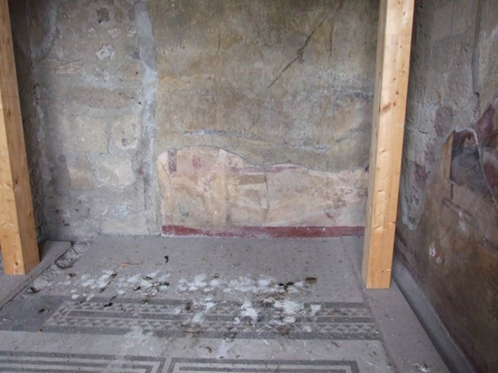 VI.11.10 Pompeii. December 2006. Room 42, painted rear north wall of exedra and mosaic flooring at north end.
