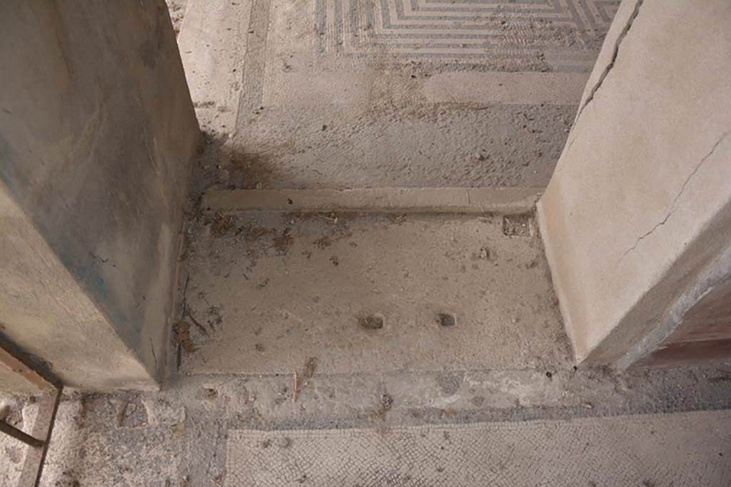 VI.11.10 Pompeii. October 2017. Room 42, doorway threshold, from room 43, towards labyrinth mosaic.
Foto Annette Haug, ERC Grant 681269 DCOR
