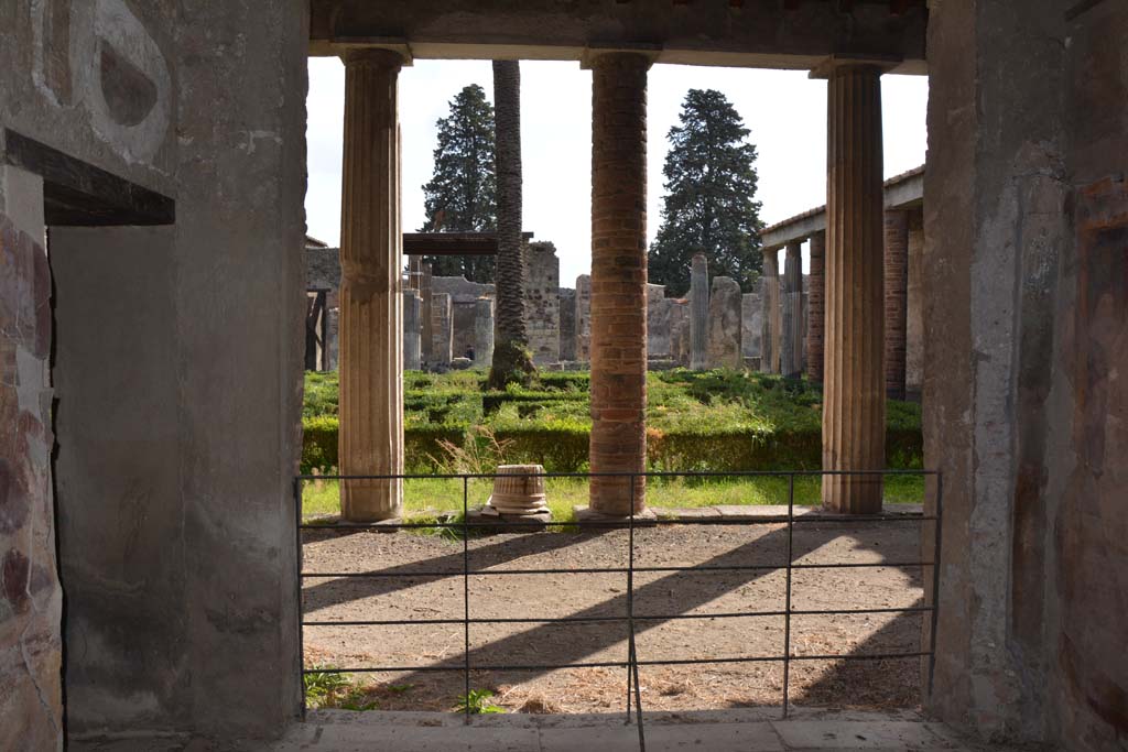 VI.11.10 Pompeii. October 2017. Room 42, looking south across north portico to peristyle 36.
Foto Annette Haug, ERC Grant 681269 DCOR
