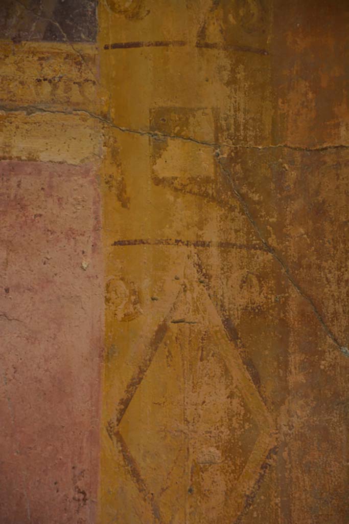 VI.11.10 Pompeii. November 2017.
Room 43, detail from painted column on west wall towards south end.
Foto Annette Haug, ERC Grant 681269 DÉCOR