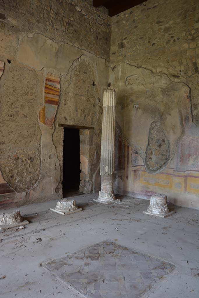 VI.11.10 Pompeii. October 2017.
Room 43, looking towards north-west corner with doorway into room 44, in centre.
Foto Annette Haug, ERC Grant 681269 DÉCOR