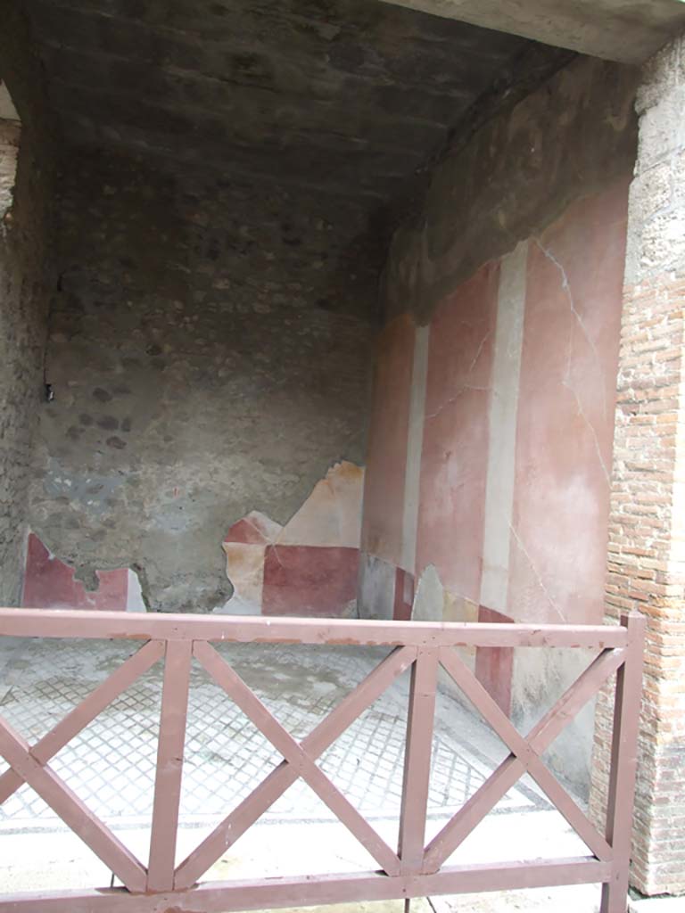 VI.11.10 Pompeii. December 2006.
Doorway to room 37, in south-east corner of the peristyle. Looking south.