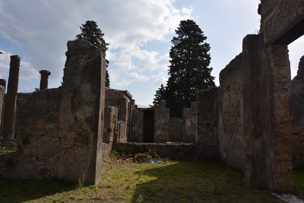 VI.11.10 Pompeii. October 2017. Room 38, looking south from south-west corner of peristyle 36.
Foto Annette Haug, ERC Grant 681269 DÉCOR