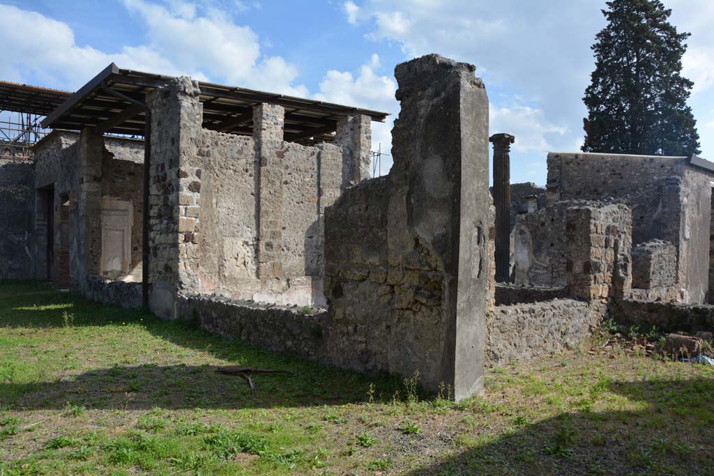 VI.11.10 Pompeii. October 2017. Peristyle 36, looking east along south portico from room 38, on right.
Foto Annette Haug, ERC Grant 681269 DÉCOR