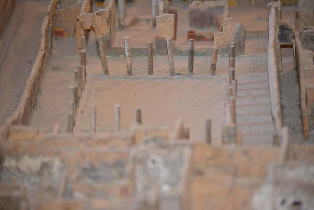 VI.11.9/10 Pompeii. July 2017. Looking across peristyle 36 towards the south portico and its rooms.
From cork model in Naples Archaeological Museum.
Foto Annette Haug, ERC Grant 681269 DÉCOR.