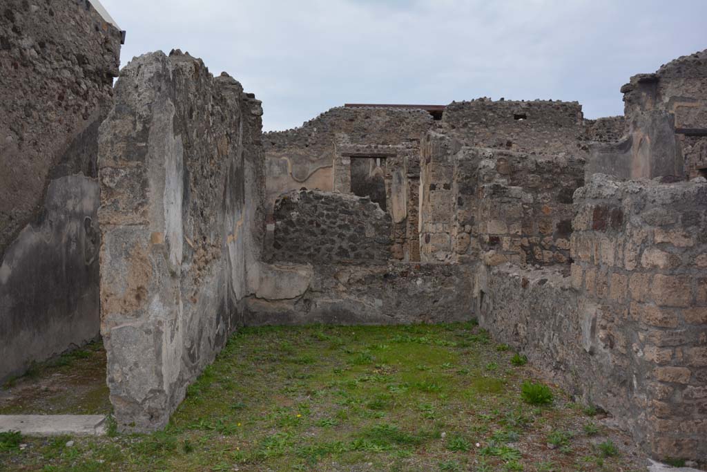 VI.11.10 Pompeii. October 2017. Room 31, looking west from atrium 27, with corridor 48, on left.
Foto Annette Haug, ERC Grant 681269 DÉCOR