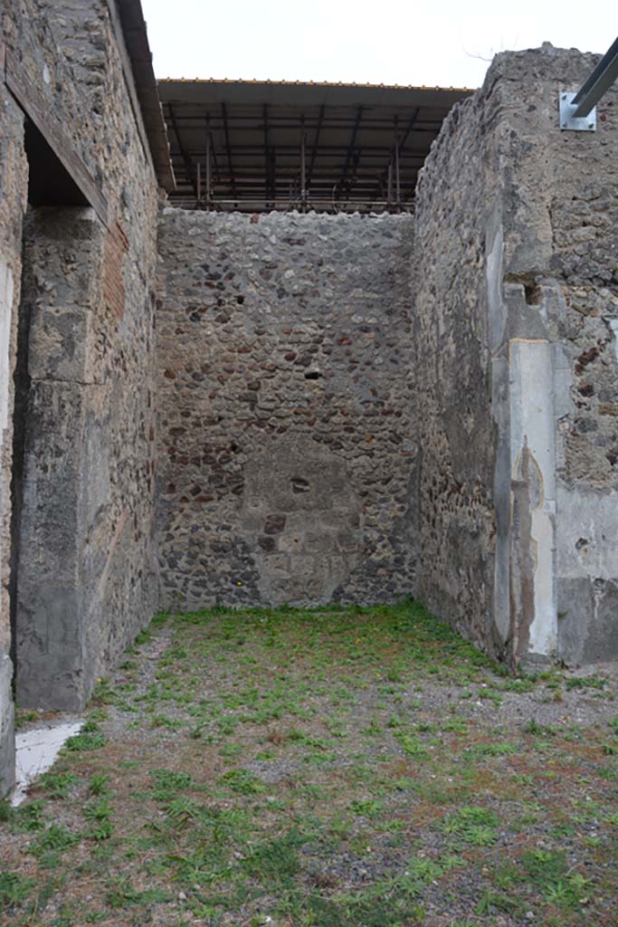 VI.11.10 Pompeii. October 2017. Room 32, looking east from atrium towards east ala.
On the left is the doorway to room 34, room or corridor leading north from atrium to peristyle.
Foto Annette Haug, ERC Grant 681269 DÉCOR