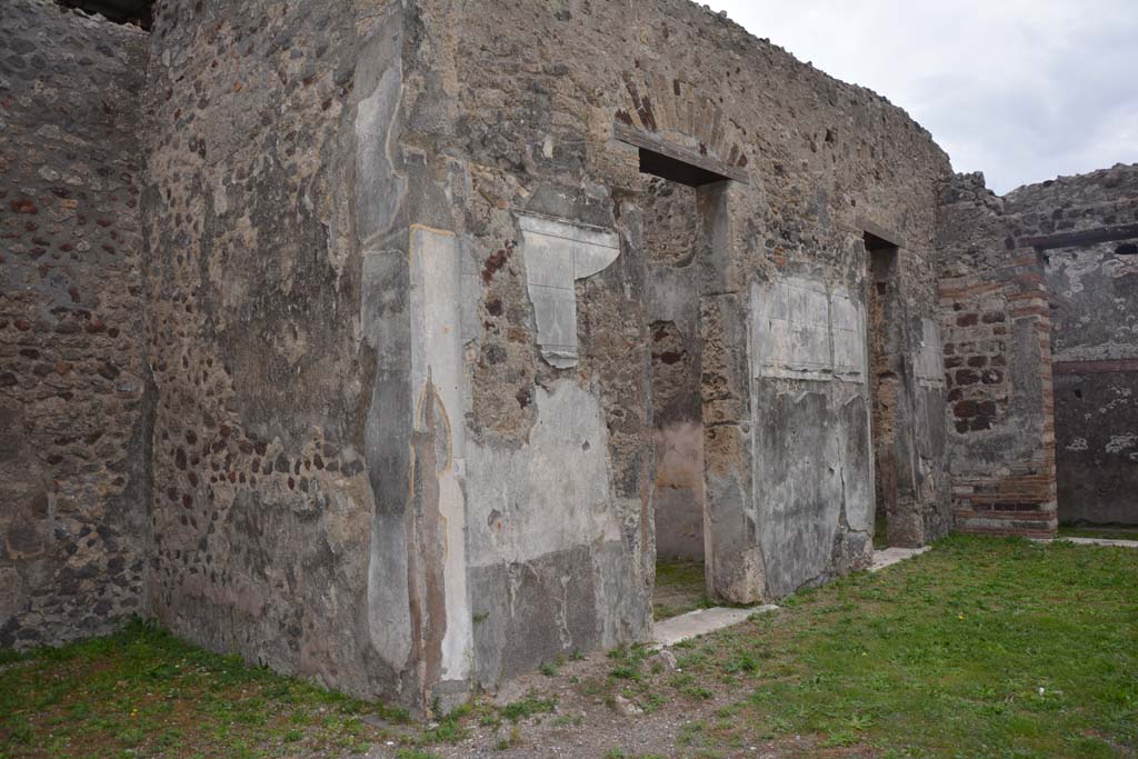 VI.11.10 Pompeii. October 2017.
Room 32, south wall of east ala, and east wall of atrium with doorways to room 30, in centre, room 26, and 25, on right.
Foto Annette Haug, ERC Grant 681269 DÉCOR