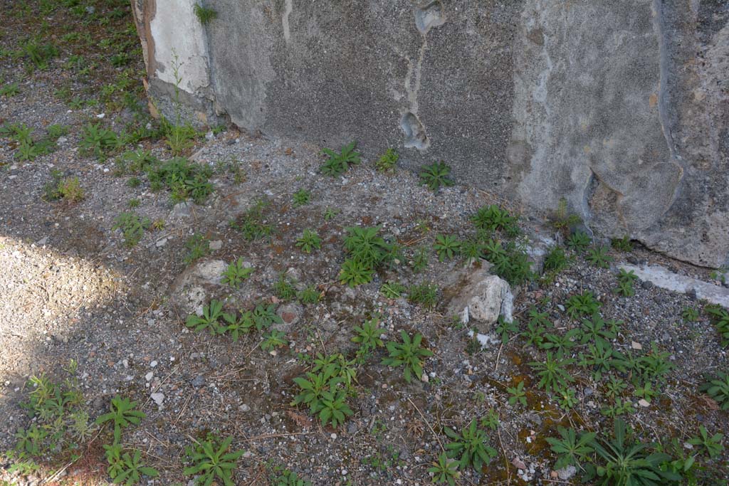 VI.11.10 Pompeii. October 2017. East side of atrium between doorways to rooms 32 and 30, remains of arca or strongbox.
Foto Annette Haug, ERC Grant 681269 DÉCOR
According to PPM –
“Base of the strongbox (arca), empty when found on October 25 1834, but in a relatively good state of conservation: “Wooden box lined with iron and garnished with meanders of various designs made with heads of bronze nails". (Bonnucci 1835, p.127).
Left in situ, the arca has progressively disappeared down to the base.”
See Carratelli, G. P., 1990-2003. Pompei: Pitture e Mosaici. V. (5). Roma: Istituto della enciclopedia italiana, no.33, p. 18 and 19.